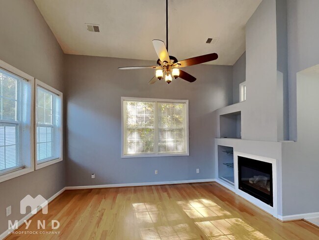 Foto del edificio - 664 Bedford Ct