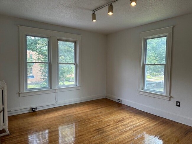 Building Photo - 2 Bedroom 1 Bathroom 2nd Floor Apartment F...