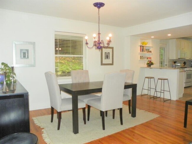 Foto del edificio - 2633 Ridgemore Rd NW