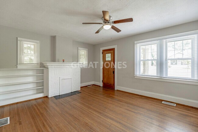 Foto del edificio - SIGN LEASE BY 2/28 AND GET $250 OFF FIRST ...