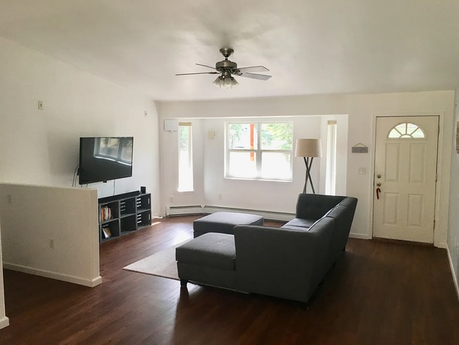 Building Photo - Home in North Pole / 2 Car Garage / Pet friendly