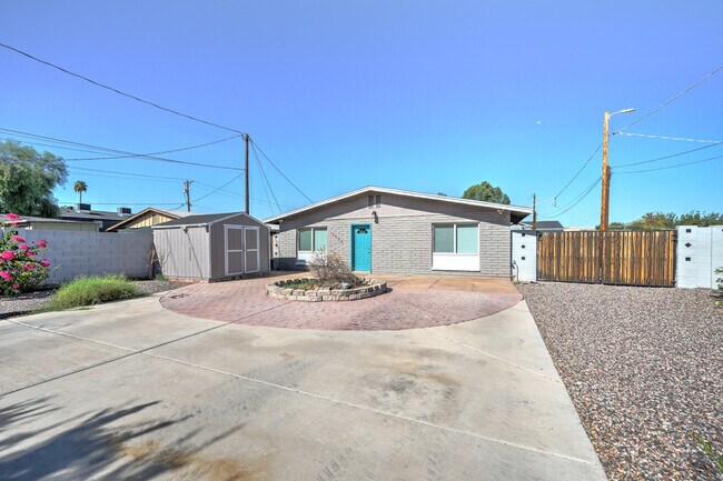 Building Photo - 3004 N 34th Pl