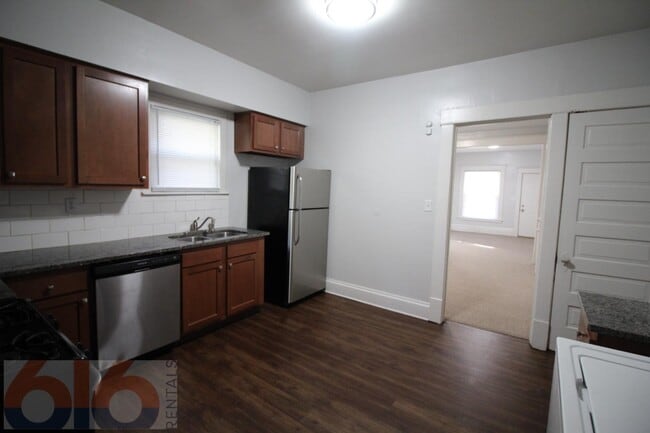 Foto del edificio - 243 Valley Ave NW