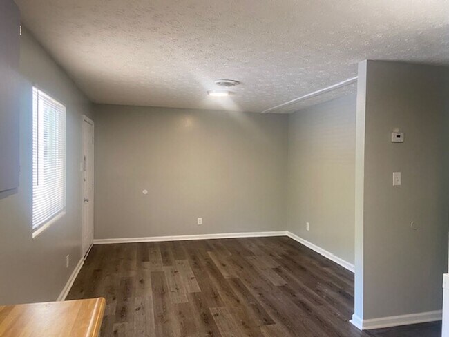 Foto del edificio - Strawberry Plains 37871 - 2 bedroom, 1 bath Second Floor Apartment - Call Linda Meese (865) 591-6004