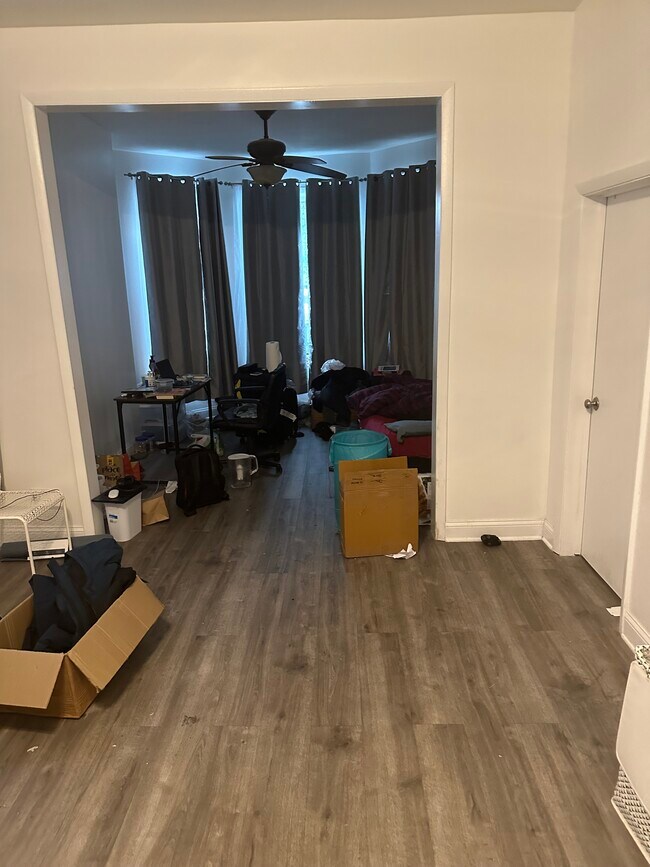 Living Room - 825 S Laflin St