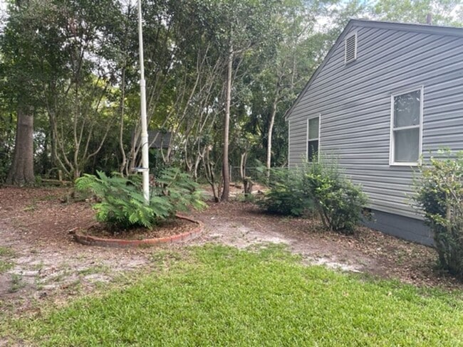 Building Photo - 502 8th St