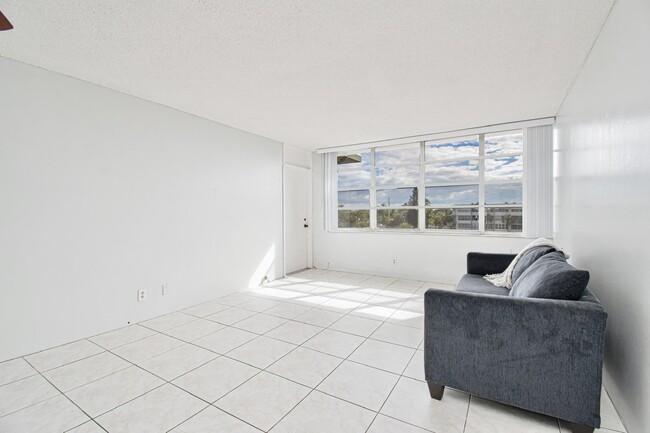 Building Photo - 2731 Taft St