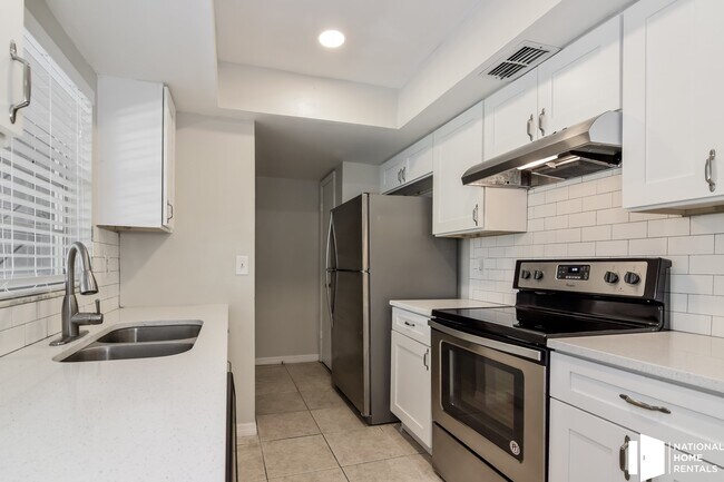 Building Photo - 248 Lake Thomas Dr