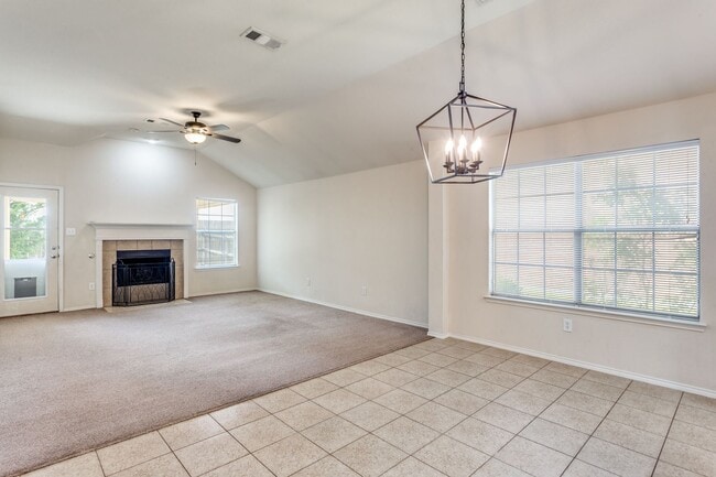 Foto del edificio - A Beautiful Blend of Comfort and Charm — 3 bd/2 Bath; Ready to lease in Vista West!