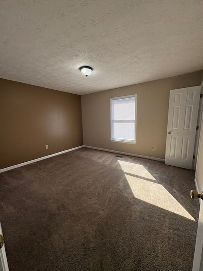 Building Photo - 2 Bedroom / 1.5 Bathroom Townhouse in Abingdon, VA