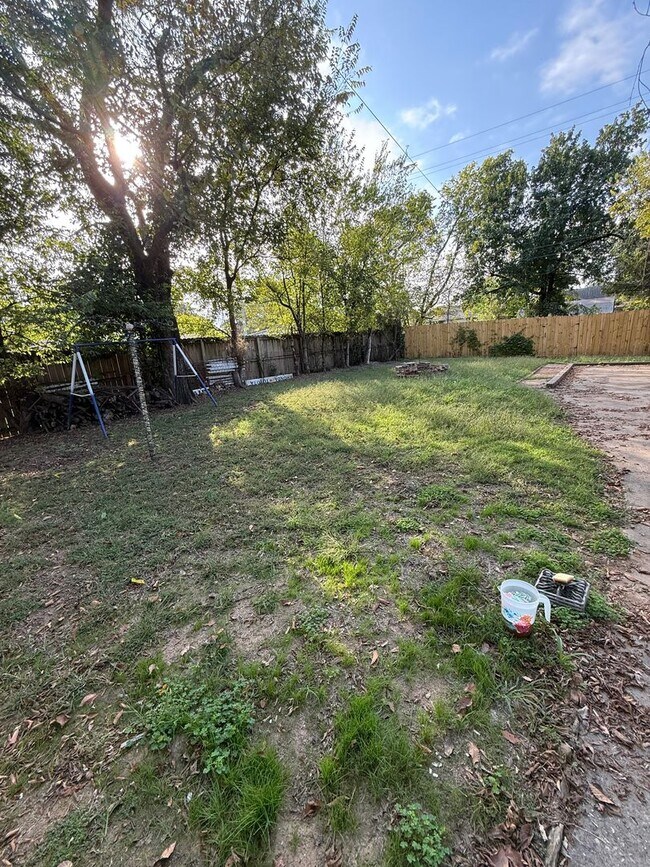 Foto del edificio - HOUSE:  3 Bed, 1 bath, Large Yard, Newly R...