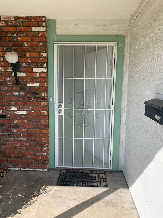 Building Photo - Adorable Patio Home in 55+ Community- COMI...