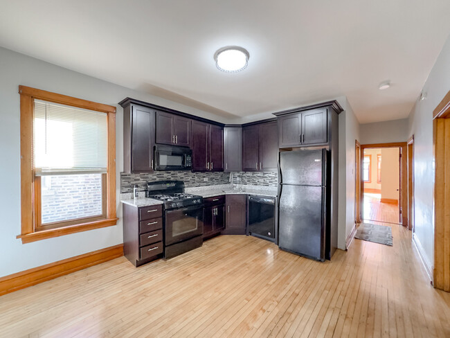Building Photo - 4322 W Kamerling Ave