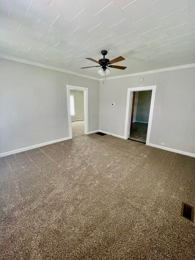 Building Photo - Must see this adorable 2 bed 1 bath bungal...