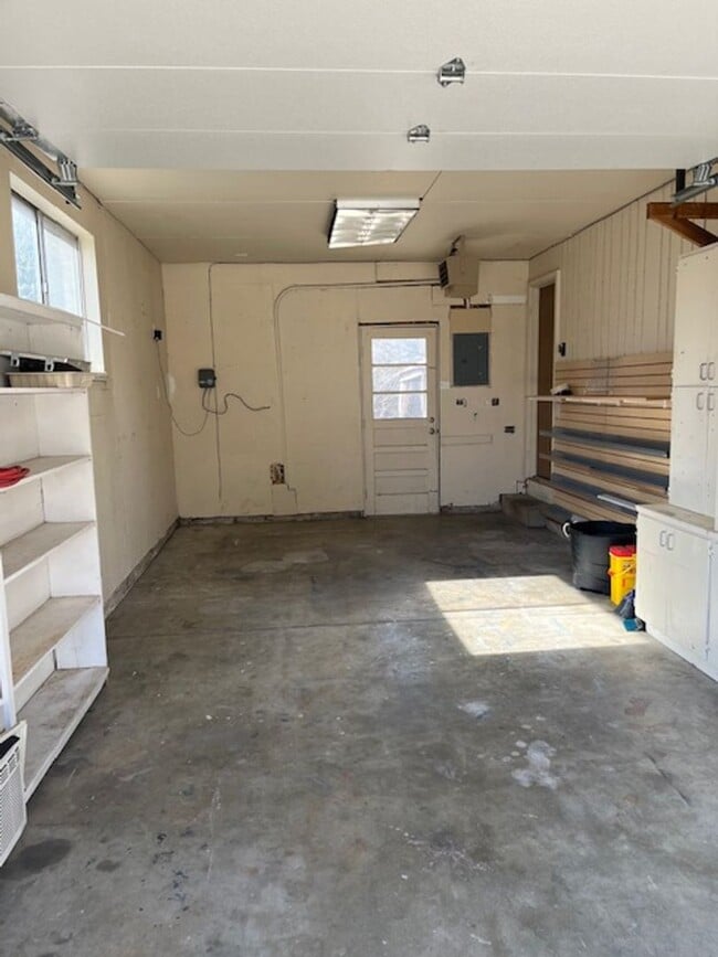 Building Photo - Lovely 5-bedroom, 2-1/2 bath home.  Centrally-located in Longmont with convenient access to shopp...