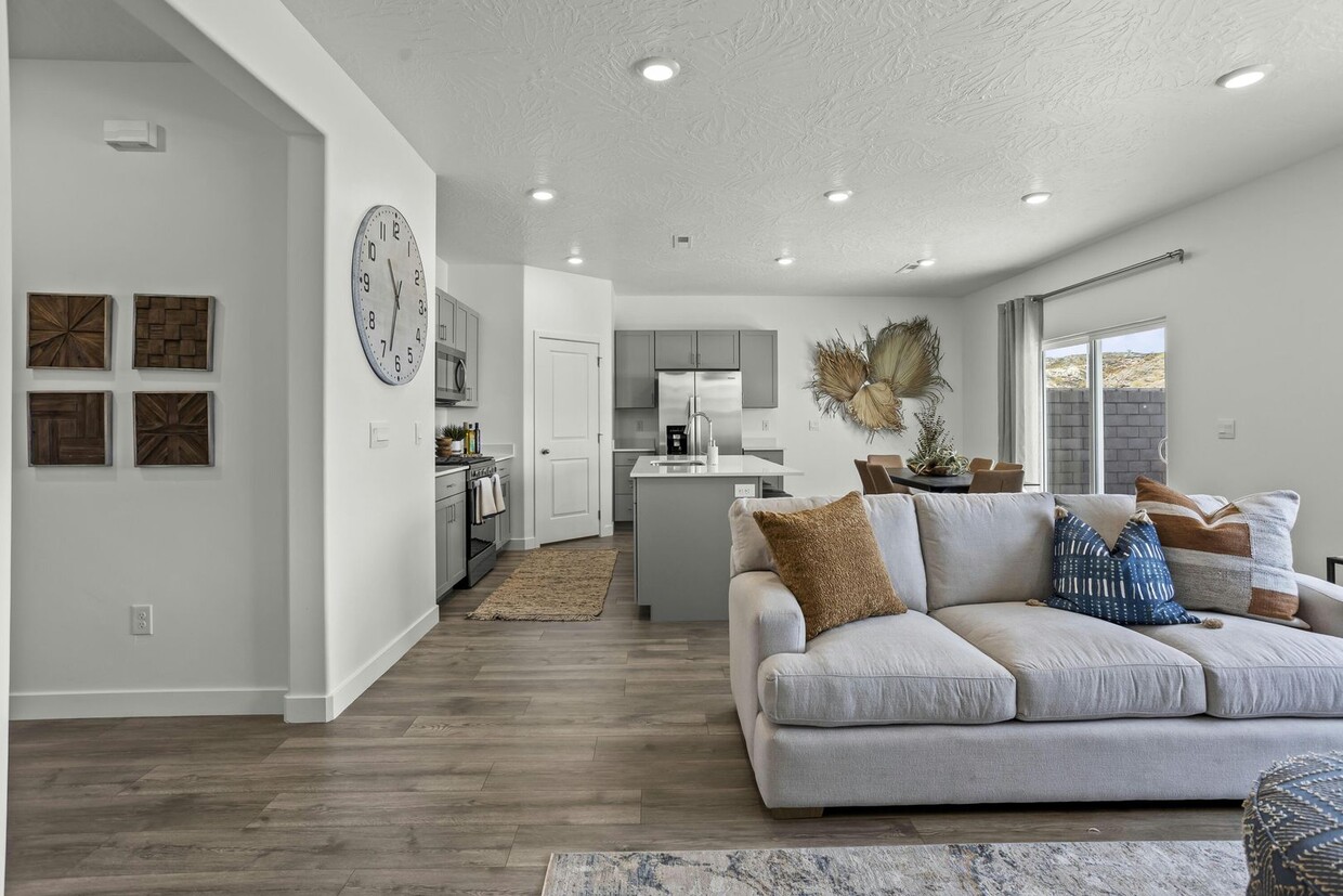 Primary Photo - Stunning 4 bedroom home with great amenities
