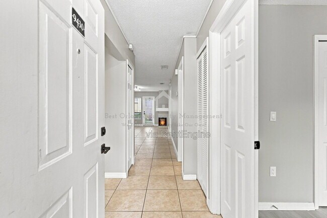 Foto del edificio - 9430 Torrington Ave