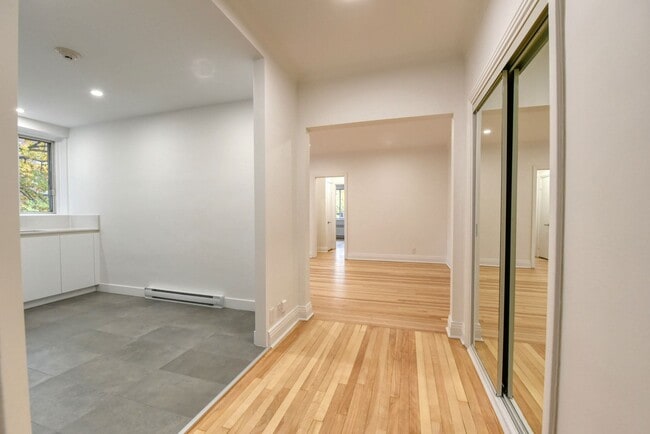 Building Photo - 3500 Av. Ridgewood