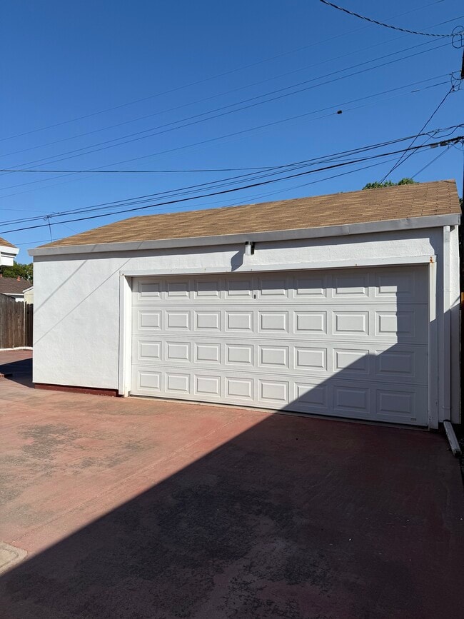 2+ car garage with 220V plug - 25 W Monterey Ave