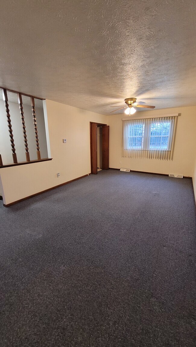 Large Living Room - 1173 N Carpenter Rd