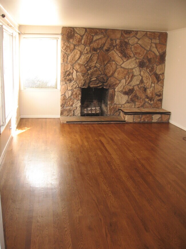 LARGE LIVING ROOM WITH FIREPLACE - 1312 Birch Ave