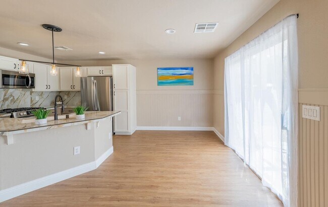 Building Photo - Beautiful Home in the Southwest!
