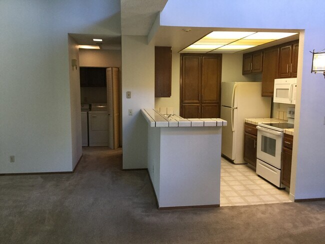 Building Photo - AVAILABLE NOW 2 bedroom 2 bath condo in Ne...