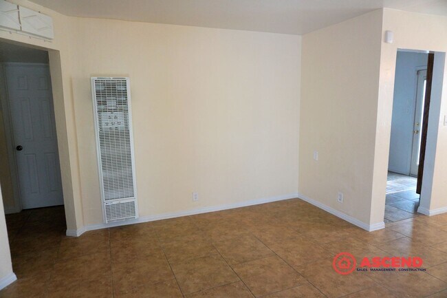 Building Photo - Home in Northeast Bakersfield