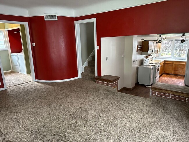 Building Photo - 3 Bedroom / 1 3/4 Bathroom Home Near Downtown