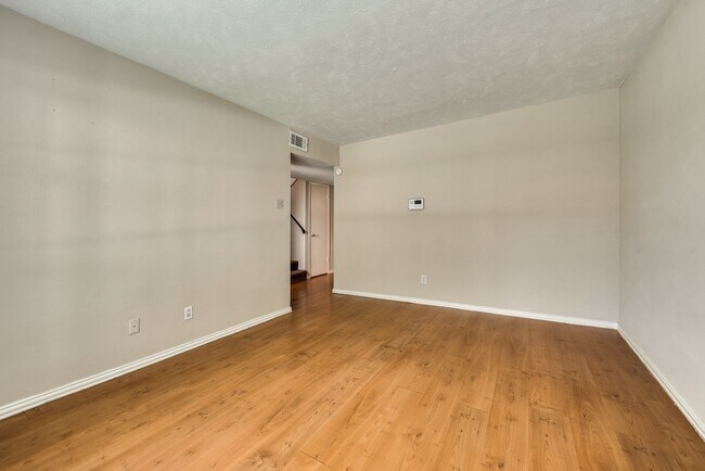 Foto del edificio - Adorable Townhome featuring 3 Bedrooms + O...