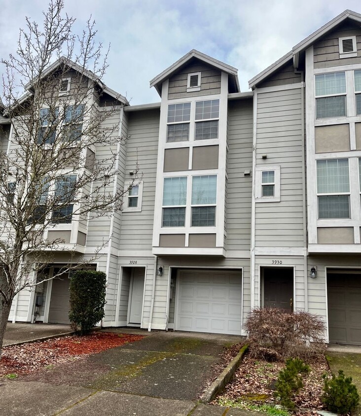 Amazing 2-Bedroom Townhouse with 2.5 Bathrooms, Attached Garage, Private Fenced Patio - Amazing 2-Bedroom Townhouse with 2.5 Bathrooms, Attached Garage, Private Fenced Patio