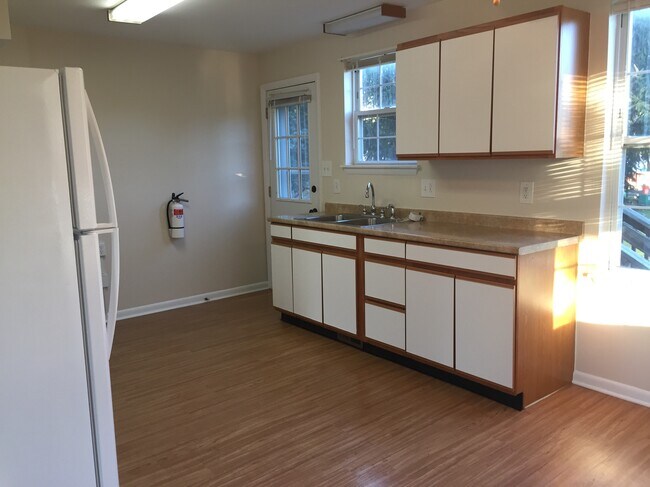 Building Photo - 168 N River Dr