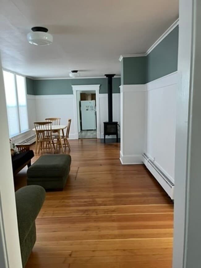 Building Photo - 3 Bed 1 Bath Single Family Home Close to H...