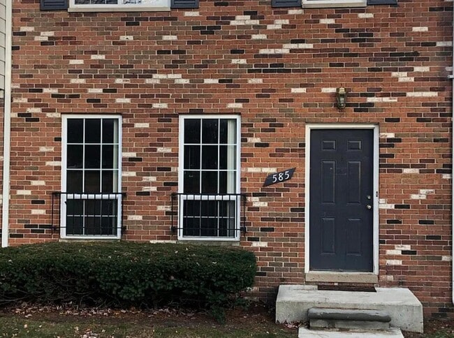 Building Photo - 585 E Fox Hills Dr