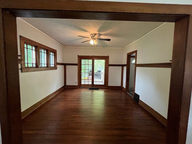 Building Photo - 3 bedroom home available In Rockford