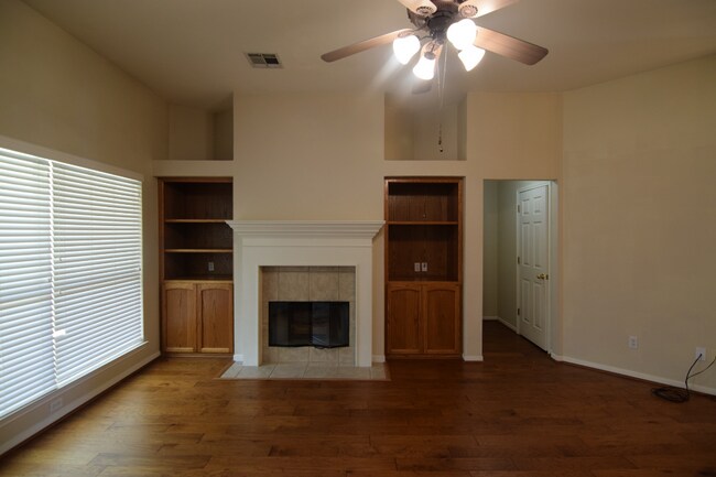 Foto del edificio - 913 Woodhollow Dr