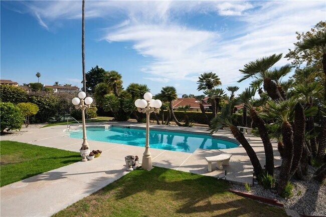 Foto del edificio - 984 La Cresta Pl