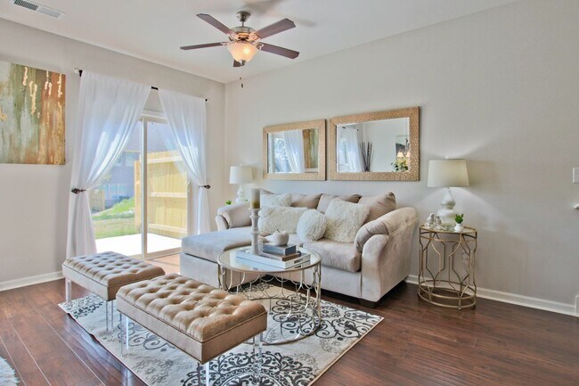 Building Photo - 3 bed 2.5 Bath Town Home in Jonesboro! Gar...