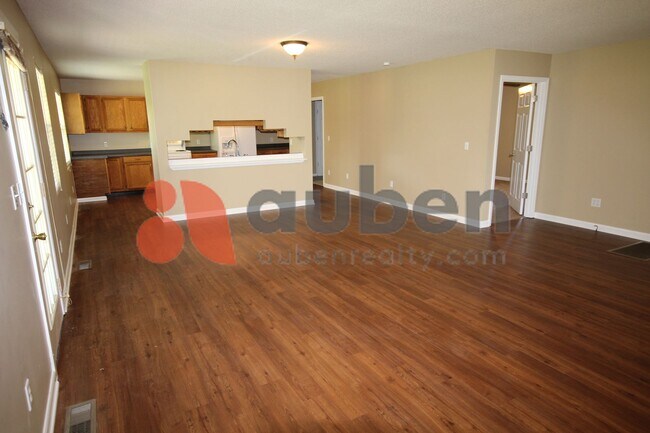 Building Photo - Quiet 3 Bedroom 2 Bath with Creek Access