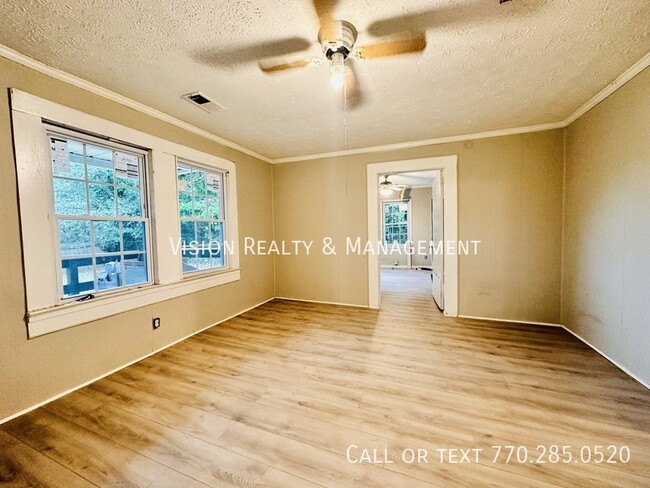 Building Photo - Newly Renovated Home! 3BD/2BA