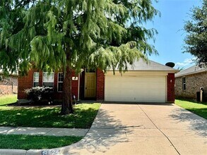Building Photo - 624 Brookbank Dr