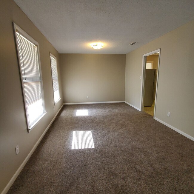 Foto del edificio - Charming 3/2 Home with Spacious Yard - You...