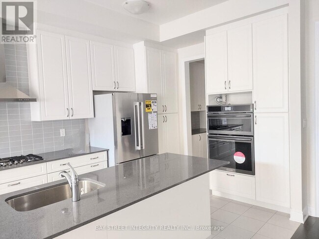 Building Photo - 44 Settlers Rd E