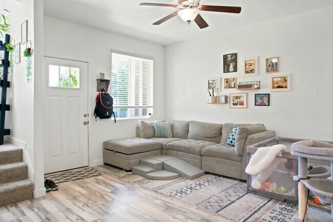 Building Photo - 1096 Emerald Pools Ln