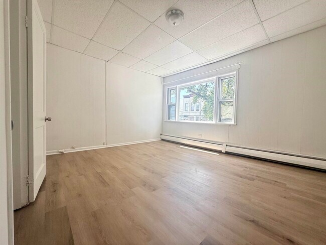 Foto del edificio - 92 Laidlaw Ave