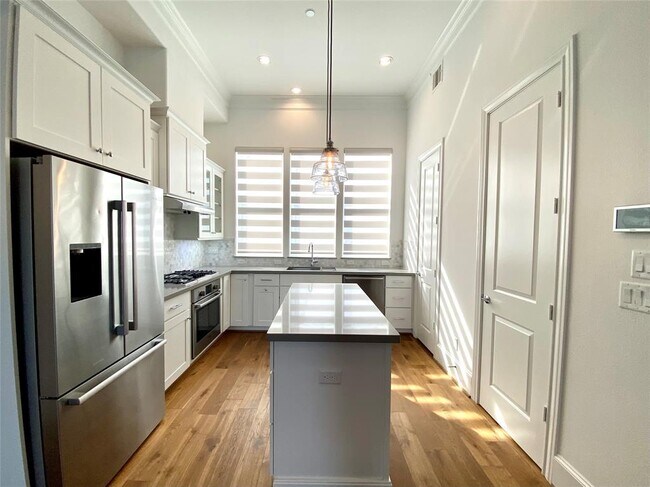 Foto del edificio - 6037 Matthew Oaks Pl