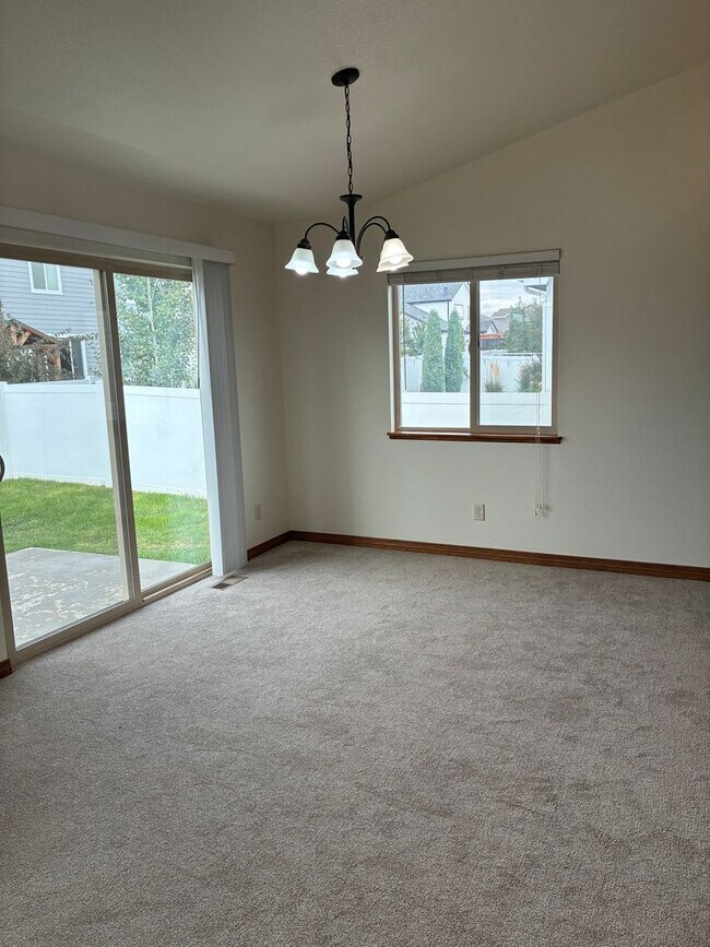 Foto del edificio - Beautiful 3 bedroom, 2 Bath Ranch with Attached 2 Car Garage and Fenced In Yard-The Meadows in We...