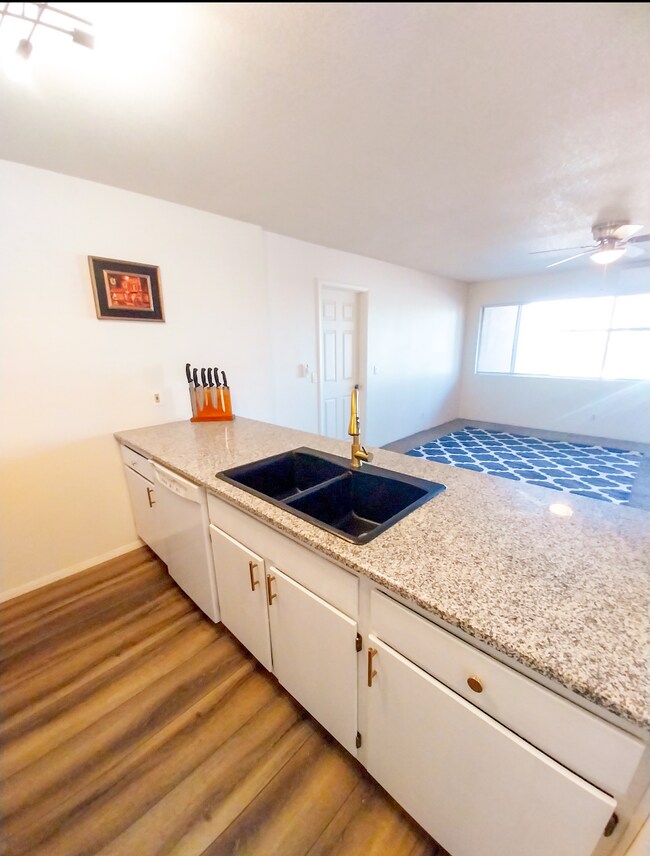 Foto del edificio - 4100 E Mission Ln