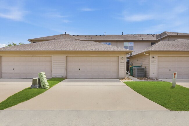 Foto del edificio - 16023 Powder Springs Ln