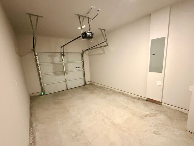 Building Photo - Luxury Townhome in Adairsville